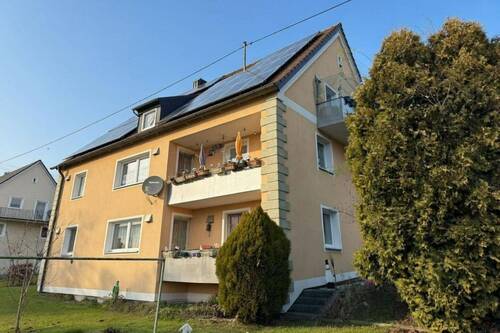Außenansicht - MFH mit 3 Einheiten, Außenwanddämmung, PV Technik & Grundstückspotenzial in Zentrallage Burgheims