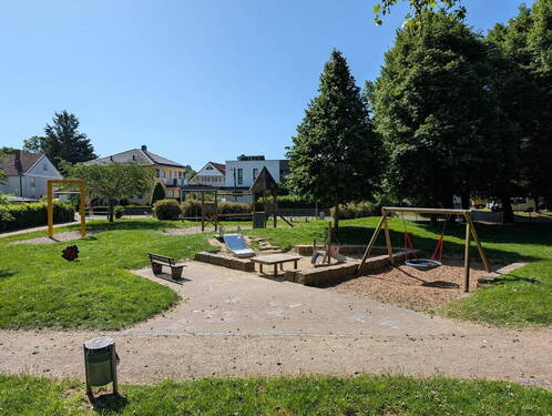 Park mit Spielplatz nebenan - 