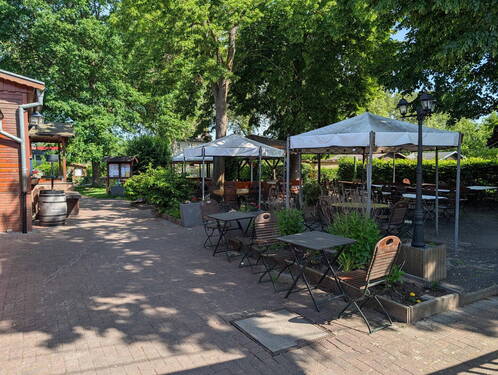 und integriertem Biergarten - 