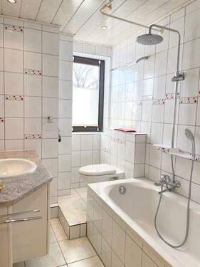 Bad mit Duschwanne - 