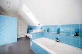 Badezimmer mit Dusche, Badewanne und Bidet - 