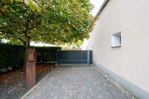 Grundstückszufahrt mit Schiebetor und Parkplätzen - 