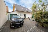Garage und bis zu 3 Stellplätze im Außenbereich - 