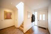 Hauseingangstür und großzügiger Foyer - 