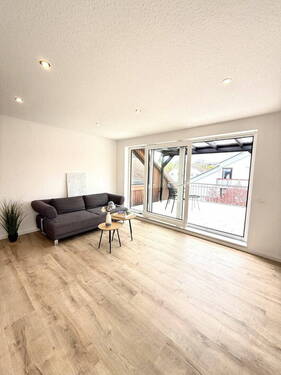 Wohnzimmer mit Dachterrasse - 3 Zimmer Etagenwohnung zum Kaufen in Bodenheim