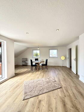 Wohnzimmer mit Essbereich - 3 Zimmer Etagenwohnung in Bodenheim