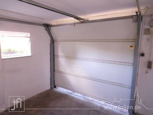 Garage mit elektrischem Tor - 