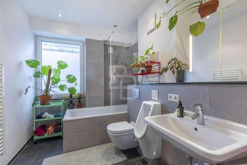 Modernes Bad mit stilvollen Details - 