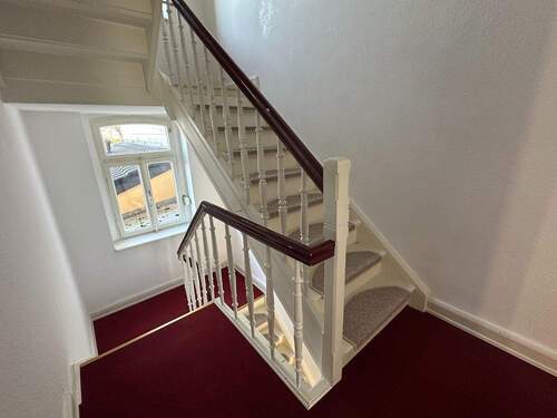 Treppe und Flur - 5 Zimmer Einfamilienhaus in Düren