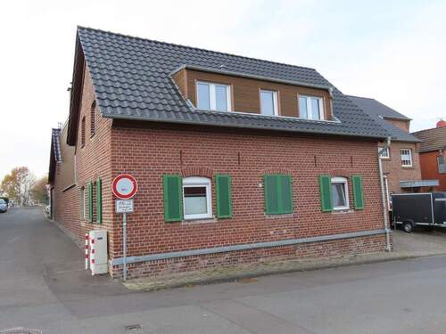 Hausansicht Strasse - 41542 Dormagen-Gohr: Hochwertiges, freistehendes Einfamilienhaus mit Hoffläche und Garagen