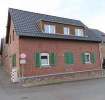 41542 Dormagen-Gohr: Hochwertiges, freistehendes Einfamilienhaus mit Hoffläche und Garagen