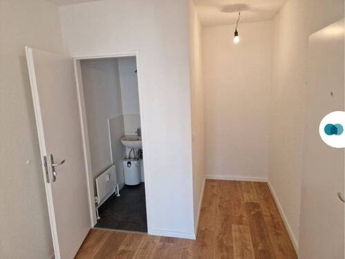 Diele mit Zugang zum Gäste-WC sowie einer Nische für die Garderobe - 