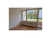 Ansicht I: Wohnzimmer mit Zugang zum Balkon - Ganz neu! - Sonnige 3-Zimmer-Wohnung mit Balkon in Koblenz