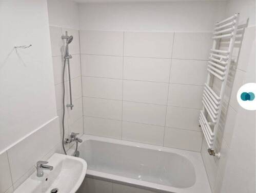 Mondernes Wannenbad - 