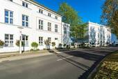 Hausfront mit Lage der Wohnung - 4 Zimmer Etagenwohnung zum Kaufen in Putbus