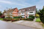 Hausansicht - Leben in Reppenstedt - Hochparterre-Wohnung mit 4 Zimmern und Balkon.