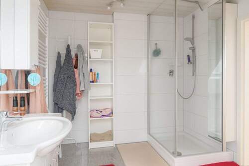 Badezimmer im Dachgeschoss - 