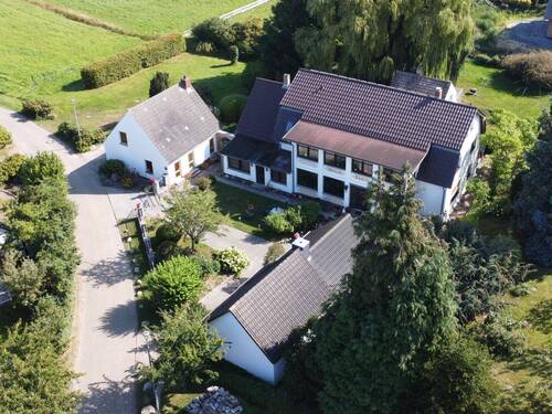 Haus- und Grundstücksansicht - 1 Zimmer Mehrfamilienhaus, Wohnhaus in Gager