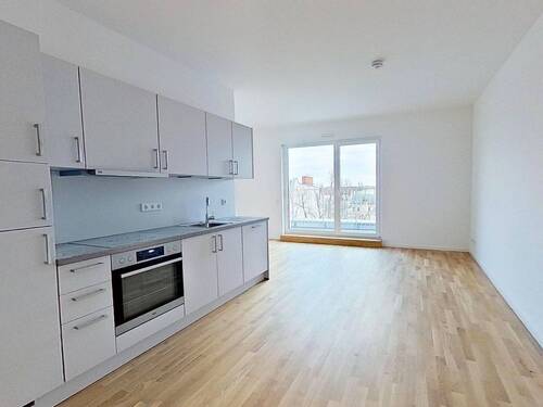 Ansicht I: Wohn- und Esszimmer mit offenem Küchenbereich - Moderne 2-Zimmer-Wohnung mit offenem Küchenbereich und Balkon in Neukölln