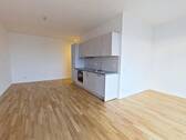 Ansicht III: Wohn- und Esszimmer mit offenem Küchenbereich - 2 Zimmer Etagenwohnung in Berlin