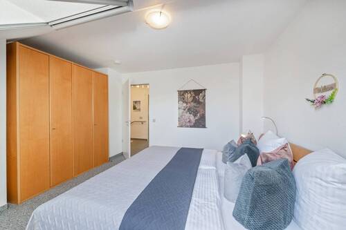 neben dem großen Kleiderschrank gibt es noch Stauraum ... - 