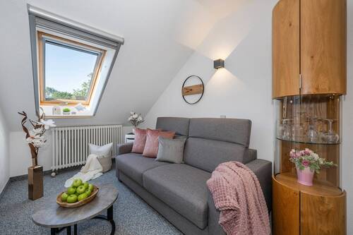 ... Wohnbereich mit hochwertigem Sofa - 2 Zimmer Etagenwohnung in Dewichow