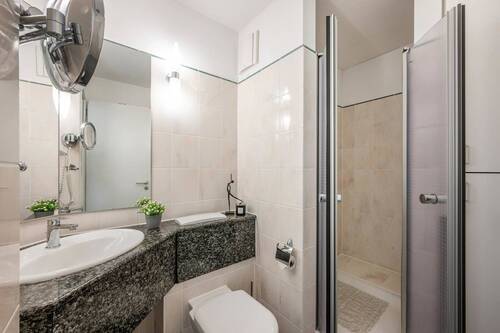 das Badezimmer verfügt über eine geräumige Eckdusche ... - Etagenwohnung mit 48,50 m² in Dewichow zum Kaufen