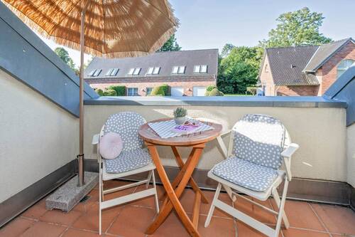 ... zum gemütlich, geschützten Süd/West-Balkon - 