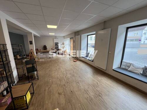 Fenster mit Sitznischen oder für Ausstellung der Waren - attraktive Bürofläche in der beliebten Fußgängerzone