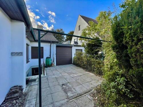 Hof mit Kellereingang und Garage - 