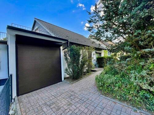 Auffahrt mit Garage - 