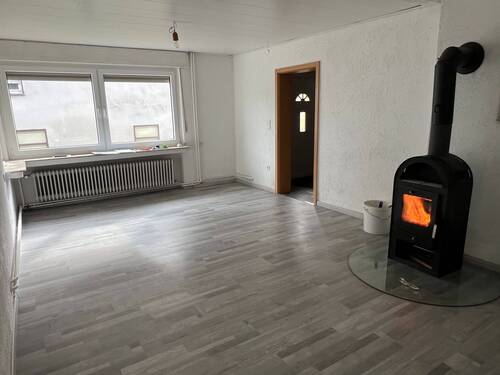 Wohnzimmer mit Kamin EG - 