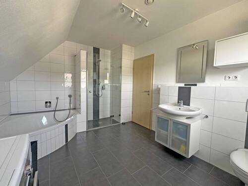 Bad mit Dusche und Wanne - 