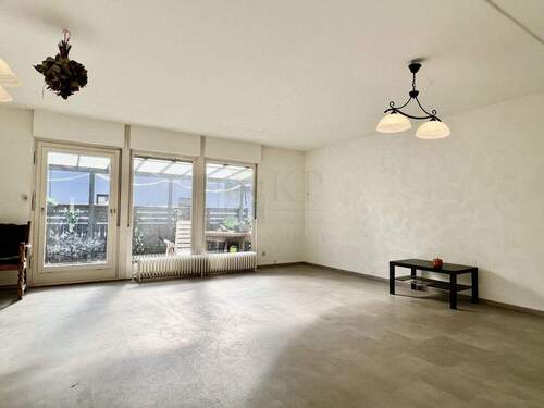 WOHNZIMMER - HOFHEIM: RENOVIERTES EFH MIT 6 ZIMMERN, 2 BÄDERN, 2 KÜCHEN, GARAGE UND CARPORT