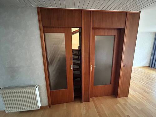 Schiebetür und Kellertüre zum Treppenhaus - 