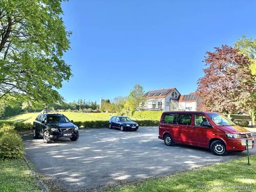 Stellplatz neben der Wohnanlage - 