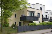 Haus Straßenseite.jpg - Hamburg Billstedt OT Kirchsteinbek - Charmante 4 Zimmer Wohnung im 1.OG mit Balkon und Tiefgaragenstellplatz zu vermieten