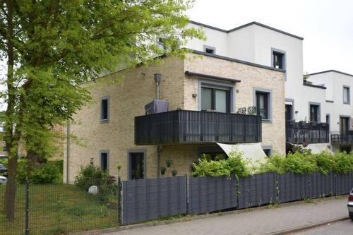 Haus Straßenseite.jpg - Hamburg Billstedt OT Kirchsteinbek - Charmante 4 Zimmer Wohnung im 1.OG mit Balkon und Tiefgaragenstellplatz zu vermieten