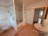 Bad mit WC, Waschbecken, - 