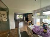 Essbereich mit Blick zum Wohnzimmer - 