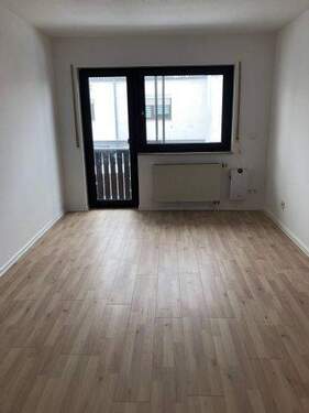 Schlafzimmer 1 mit Balkon - Reihenendhaus mit 131,10 m&sup2; in Kabelsketal zur Miete