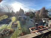 Blick vom Balkon in den weitläufigen, gepflegten Garten - 