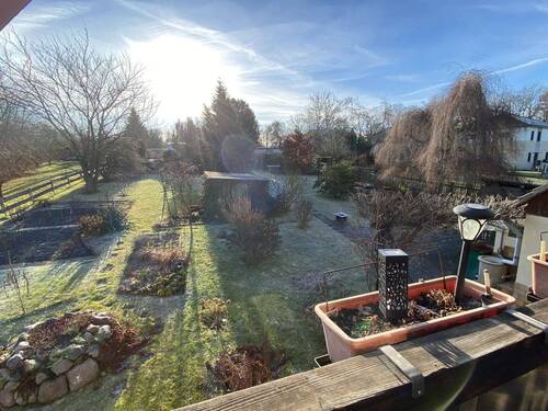 Blick vom Balkon in den weitläufigen, gepflegten Garten - 