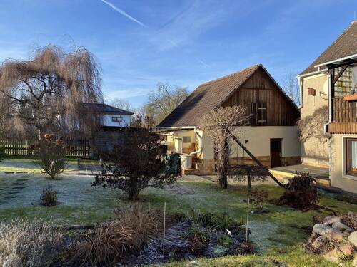 Blick in den Garten und zum Nebengelass - 