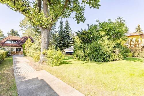 Auffahrt mit Blick zur Straße - 4 Zimmer Einfamilienhaus in Berlin