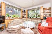 Wohnzimmer mit Blumenfenster - 