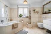 GROßZÜGIGES BADEZIMMER - 