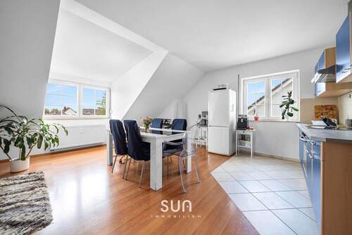 DACHGESCHOSS: HELLES WOHN- UND ESSZIMMER - 