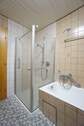 Bad mit Wanne und Dusche - 