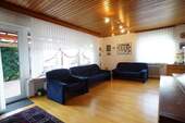 Wohnzimmer mit Zugang zur Terrasse - 7 Zimmer Einfamilienhaus in Dettingen an der Erms